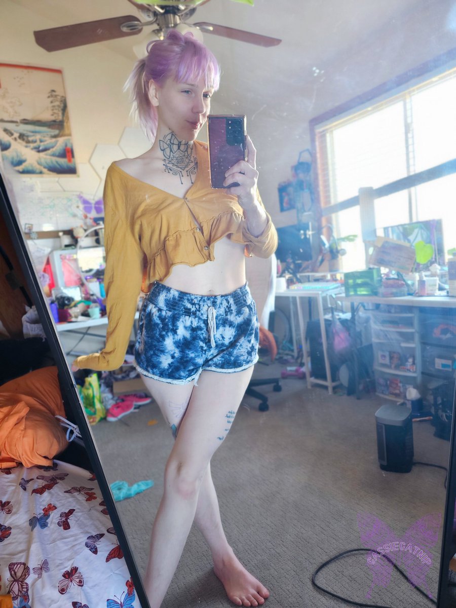 cassiecatnip's tweet image. Cozy fit check 🌞💗 both pieces thrifted 👾

#catnip #cassiecatnip