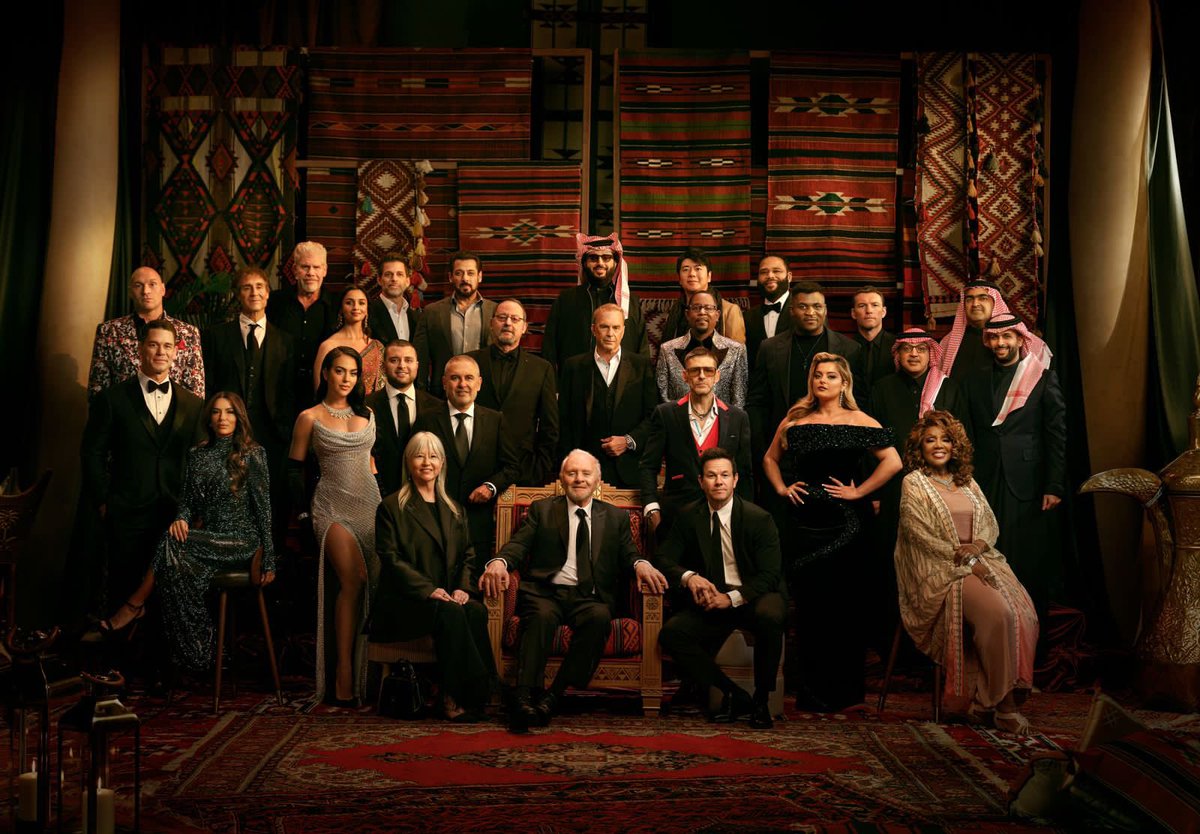 الناس اللى فى الصوره دي اغلبهم اساطير حيه ده موضوع مفيش عليه خلاف كانوا ضيوف المملكه وتم تكريمهم فى حفله جوى . الا ما شفت حد بلده قالتله انت ازاي بتتكرم فى الرياض او ايه المهانه اللى انت فيها ديه عيب عليك . بيتكرموا فى امريكا وبريطانيا وفرنسا والهند والرياض . بصراحه مبقتش فاهم