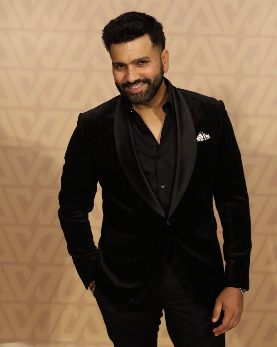 mipaltan's tweet photo. How to look 𝐃𝐀𝐏𝐏𝐄𝐑 𝟏𝟎𝟏 ft. ℝ𝕆 😎🔥

#OneFamily #MumbaiIndians @ImRo45 https://t.co/GF1tgSCcdV
