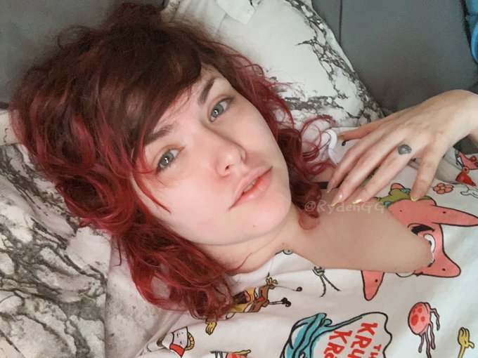 fell asleep on damp unbrushed hair last night so now i have whatever this is 🤷🏻&zwj;♀️💫✨ https://t.co/jl