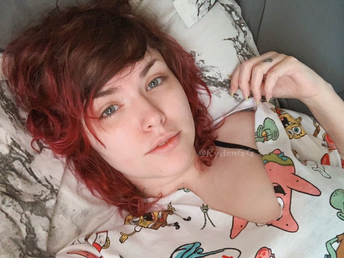 fell asleep on damp unbrushed hair last night so now i have whatever this is 🤷🏻&zwj;♀️💫✨ https://t.co/jl