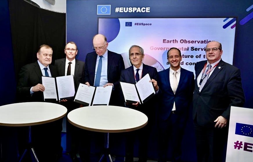 ✍️ contracts with @OHB_SE and @telespazio to conduct a study on the development of a future #EO service for governmental use Very pleased to secure the support of 🇪🇺 space companies of all sizes to pave the way to unlock the #EUSpace programme potential for security and defence