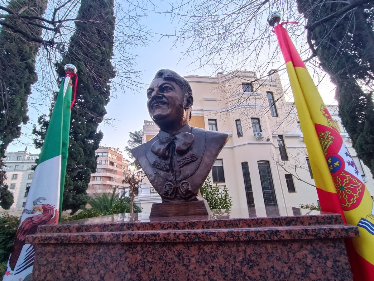 Embajada de México en España (@embamexesp) on Twitter photo 🎵 "Te dije adiós. Y pediste que nunca, que nunca te olvidara" En la residencia de <a href="/EmbaMexEsp/">Embajada de México en España</a>, <a href="/QuirinoOC/">Quirino Ordaz Coppel.</a> devela busto que celebra la herencia de José Alfredo Jiménez, hijo de Dolores Hidalgo, <a href="/guanajuato/">Guanajuato México</a> ¡Gracias <a href="/AdrianBiz1/">Adrián Hernández Alejandri</a> y <a href="/JJGueroAlvarez/">JJGueroAlvarez</a> por honrar la música que une🇲🇽❤🇪🇸! 🎵 "Te dije adiós. Y pediste que nunca, que nunca te olvidara" En la residencia de <a href="/EmbaMexEsp/">Embajada de México en España</a>, <a href="/QuirinoOC/">Quirino Ordaz Coppel.</a> devela busto que celebra la herencia de José Alfredo Jiménez, hijo de Dolores Hidalgo, <a href="/guanajuato/">Guanajuato México</a> ¡Gracias <a href="/AdrianBiz1/">Adrián Hernández Alejandri</a> y <a href="/JJGueroAlvarez/">JJGueroAlvarez</a> por honrar la música que une🇲🇽❤🇪🇸!