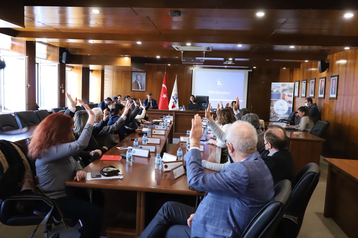 Yeniden atamalar ve kurum içi görevlendirmeler gündem maddeleri ile toplanan #universitemDEU Yönetim Kurulu Toplantısı'nda, kurum ihtiyaç paylarının ayrılması da görüşülerek karara bağlandı. Toplantı da ayrıca üniversitemizin geliştirilebilir bilimsel araştırma proje fikirleri de