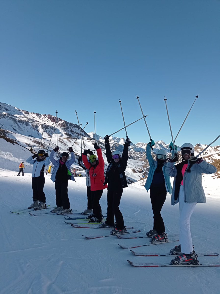 Ya en el hotel despues del primer día de esquí y snow.
Ahora, directos a la bolera.
¡Esto no para!
#DSAstun2024