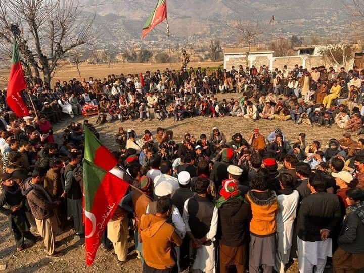 gulzafarkhan's tweet photo. خیبر پختونخوا : پی ٹی آئی چیئرمین کے نامزدکردہ امیدوار برائے NA-8 گل ظفر خان باغی نے آج ارنگ میں دس سے ذائد شمولیتی پروگرام ��یں شرکت کی۔ جس میں کثیر تعداد میں لوگ مختلف پارٹیوں سے مستفی ہوکر پی ٹی آئی میں شمولیت اختیار کی۔ انشاءاللہ 8 فروری کو پی ٹی آئی کے نامزدکردہ امیدواران باجوڑ سے کلین سویپ کریں گے ۔

 حلقہ : NA-8 گل ظفر خان باغی 
انتخابی نشان : شاور (فوارہ )