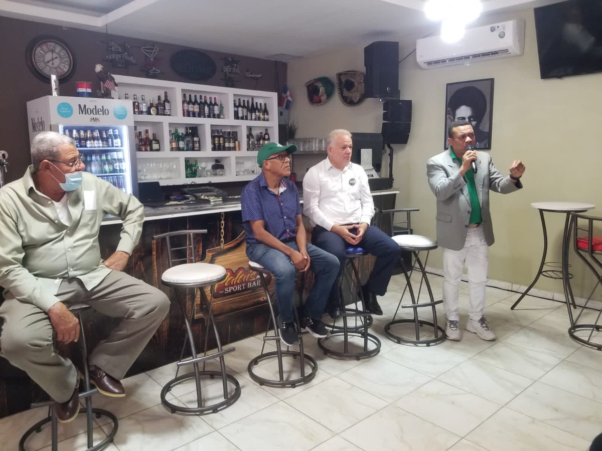 #FPComunica 
En Azua, juramentamos al prometedor equipo del sector eléctrico, con el respaldo sólido de los líderes de nuestro partido. 
#FuerzaDelPueblo #LeonelFernández 
<a href="/FPcomunica/">@Fuerza del Pueblo (FP)</a> <a href="/LeonelFernandez/">Leonel Fernández</a> <a href="/RubenMaldonadoD/">Ruben Maldonado</a> <a href="/antonioflorian_/">Antonio Florián</a> <a href="/RamirezSiano/">Siano</a>