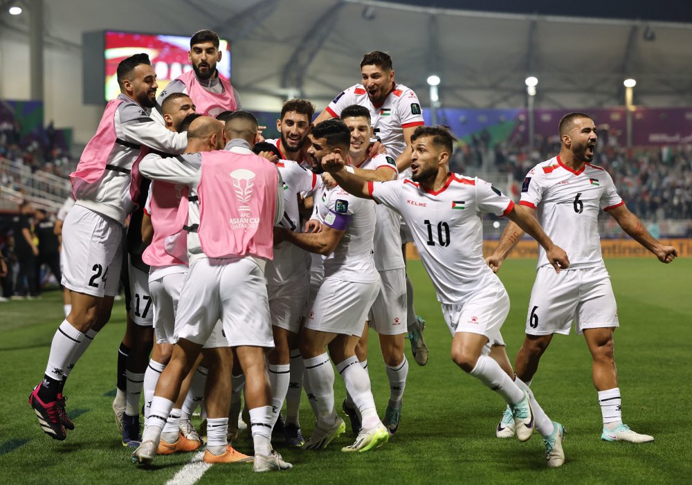 🇵🇸⚽ ¡HISTÓRICO! Palestina venció 3-0 a Hong Kong y clasificó por primera vez a octavos de final de la Copa Asiática 🏆 ⭐️ ¡Vamos Palestina! Esto es mucho más que fútbol, y desde Chile estamos junto a #TodoUnPueblo 🇵🇸