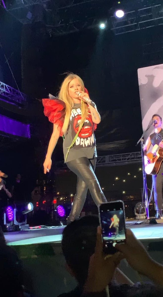RLavigne28's tweet photo. @AvrilLavigne @simpleplan I took a flight from Puerto Rico to NY Pier 17 to see you. I cried the whole time. https://t.co/JVMFpzYrL3
