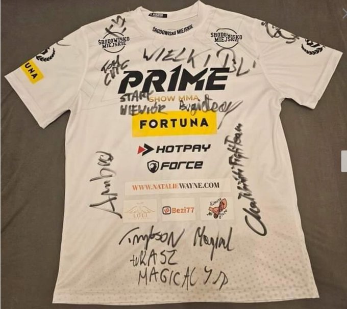 Przypominam o aukcji koszulki z podpisami zawodnikow @primeshowmma 🥰🥰🥰 całość idzie na WOŚP❤️ https://t<a href="/tag/cloutmma5"class="tags"><span>#cloutmma5</span></a>