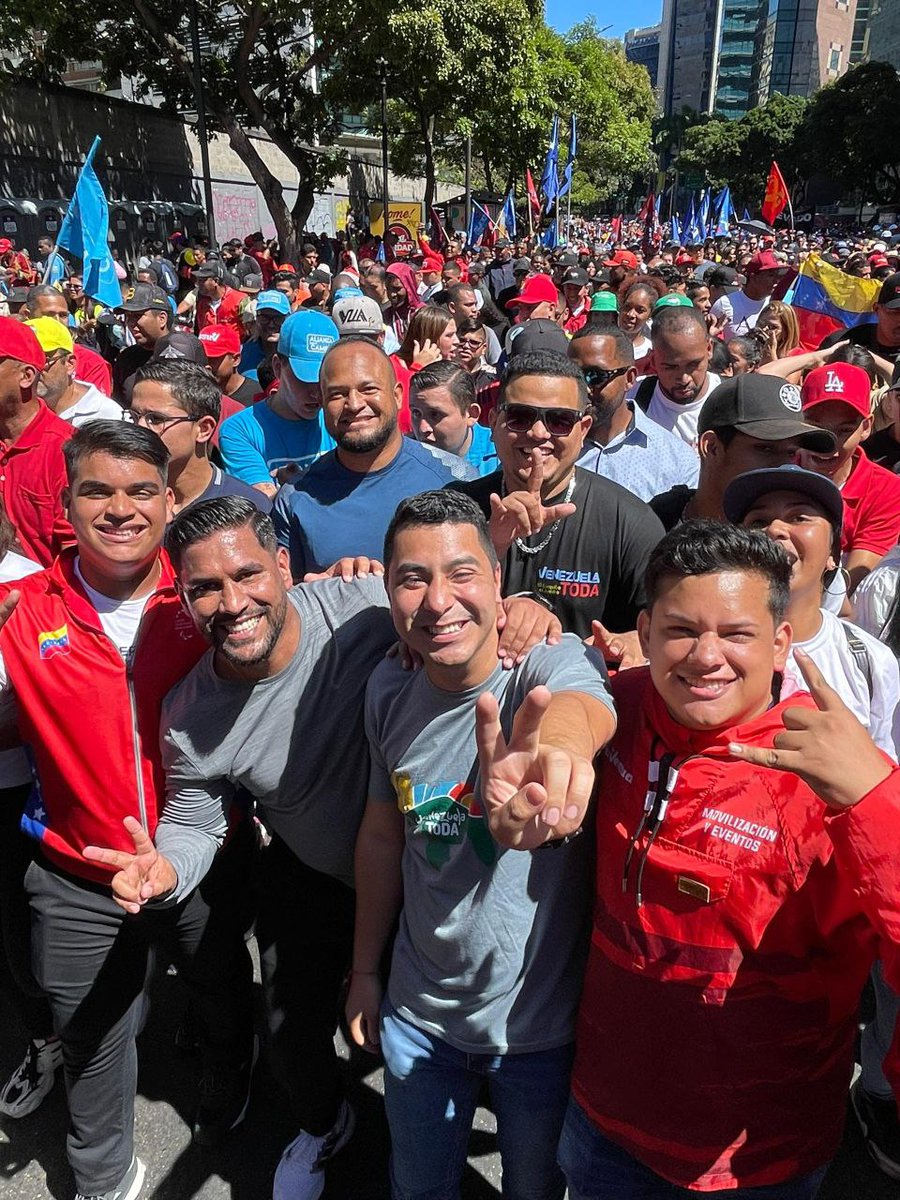 El presidente @NicolasMaduro se sumó a esta Gran Movilización, donde el pueblo rechazó de forma contundente las conspiraciones contra Venezuela, conmemorando 66 años de insurrección popular. Hoy reina la Paz, somos un país democrático y victorioso. 

#RebeliónAntiimperialista