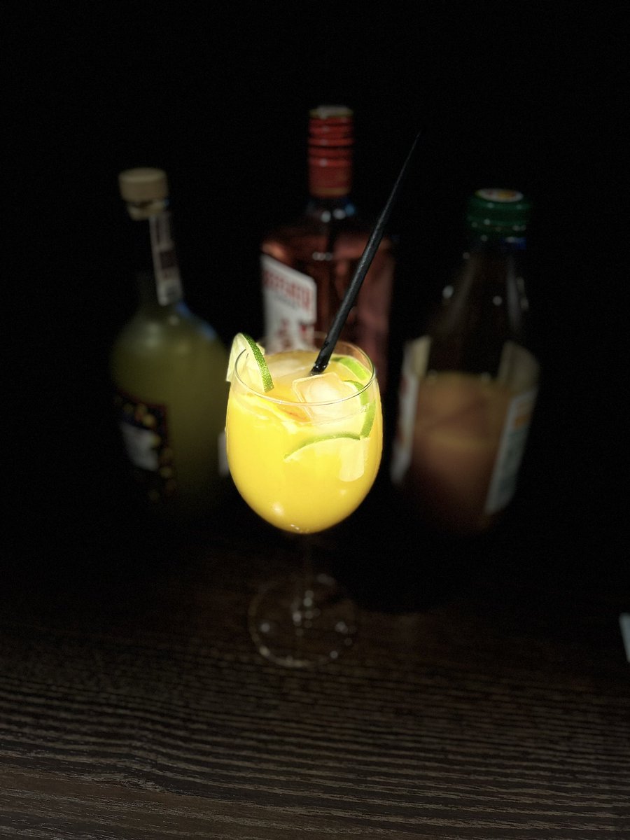 eideticat's tweet photo. the stage light on my iPhone camera makes me feel like a professional Bartender🤔🍹
#Cocktail @BeefeaterLondon https://t.co/PqOTVo3t3l