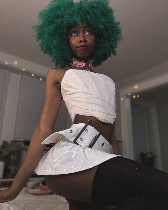 1 pic. Got a new skirt, thoughts? ?? https://t.co/oCmla32km8