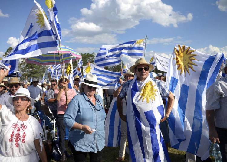 AlfTuitea's tweet photo. Ustedes capaz eran muy chicos y no se acuerdan...

Pero el 23 de enero de 2019, Un Solo Uruguay se movilizó en Durazno para quejarse del precio de los combustibles. Ahí estuvo el Presidente Lacalle Pou.

👉 En 2019 el gasoil valía 31% menos, y la NAFTA 30% menos que hoy. https://t.co/OtEKTg3IKq
