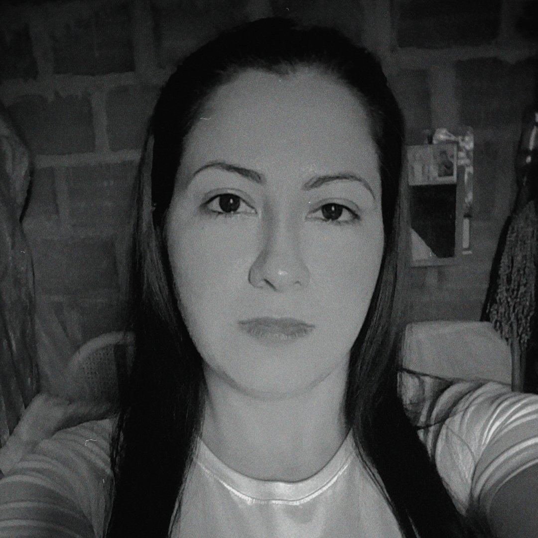 🇨🇴🚨 Un nuevo caso de feminicidio tiene conmocionado al país. La víctima, Diana Carolina Serna, fue perseguida por su expareja, Hernando de Jesús Suárez, durante varias cuadras con un machete y decapitada en la calle, a plena luz del día. Ocurrió este lunes 22 de enero en La