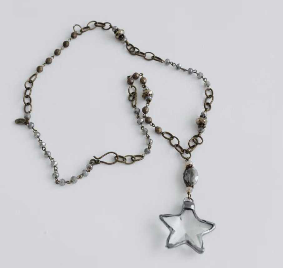 Embrace the eternal sparkle this season in the beautiful and celestial Wishing Star Necklace!
threebirdnest.com/products/wishi…