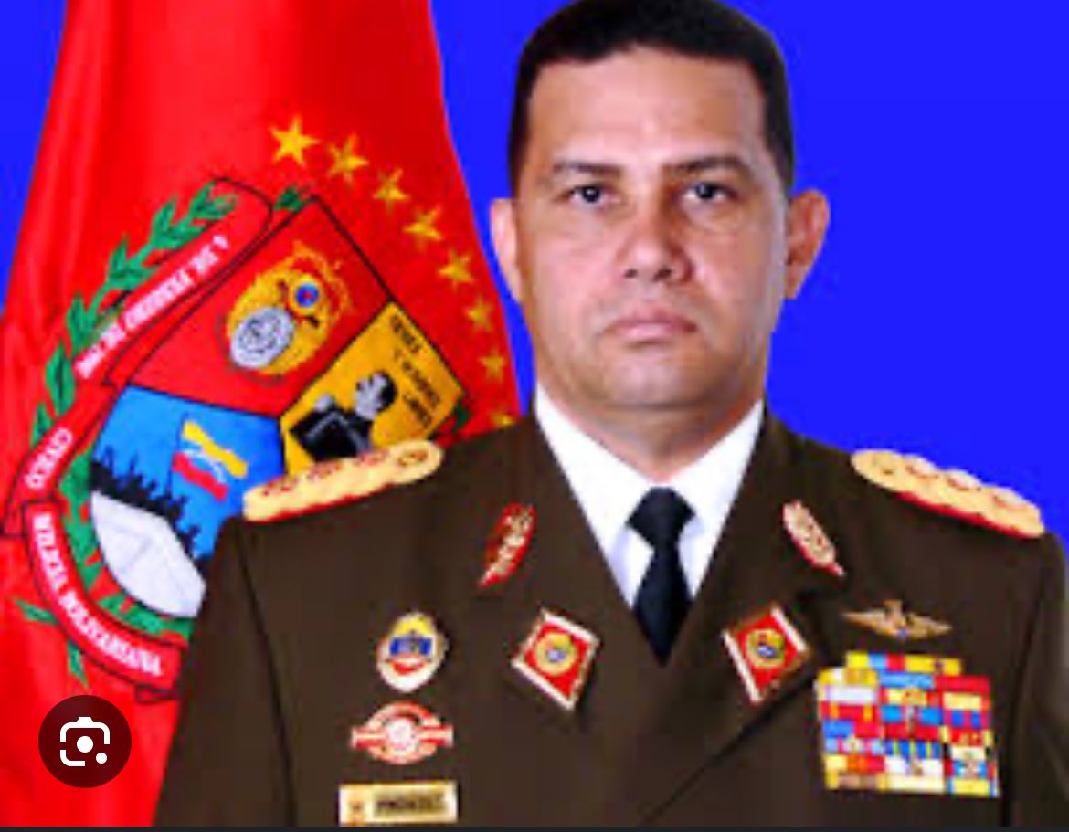 Simonovis's tweet photo. La gallina  @NicolasMaduro no controla la esfínter y ha ordenado nuevas detenciones al equipo de MCM  la cúpula militar es cómplice.

“Cuando los que mandan pierden la vergüenza, los que obedecen pierden el respeto”

Las condiciones están dadas, van a necesitaran más que esa represión para detener el cambio.