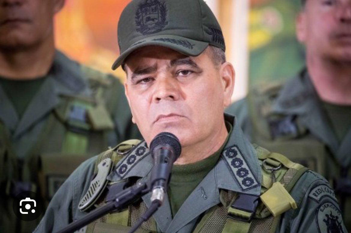 Simonovis's tweet photo. La gallina  @NicolasMaduro no controla la esfínter y ha ordenado nuevas detenciones al equipo de MCM  la cúpula militar es cómplice.

“Cuando los que mandan pierden la vergüenza, los que obedecen pierden el respeto”

Las condiciones están dadas, van a necesitaran más que esa represión para detener el cambio.