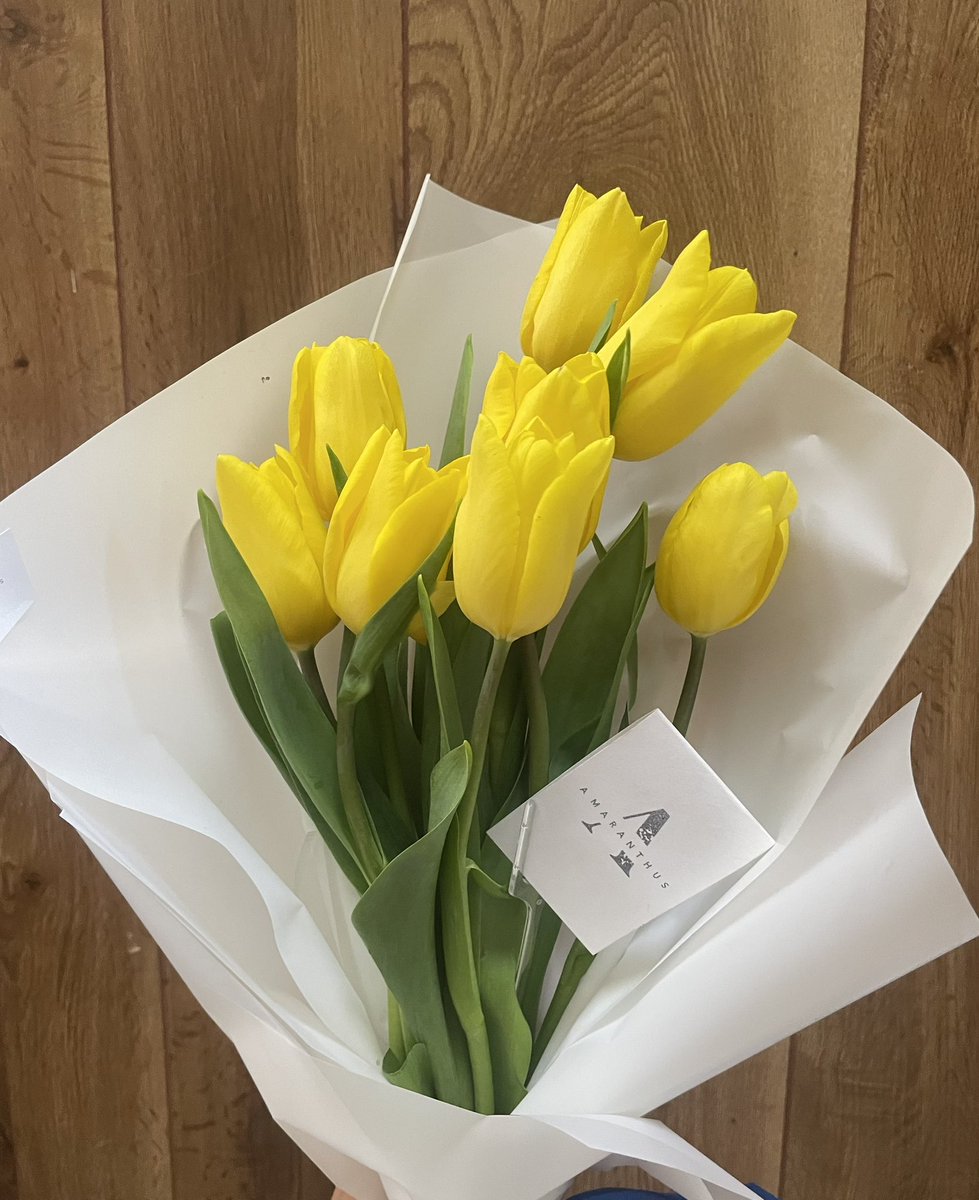 itspataki's tweet photo. hoy me enviaron flores -por bonita- 💐 https://t.co/RIHbbjLic0