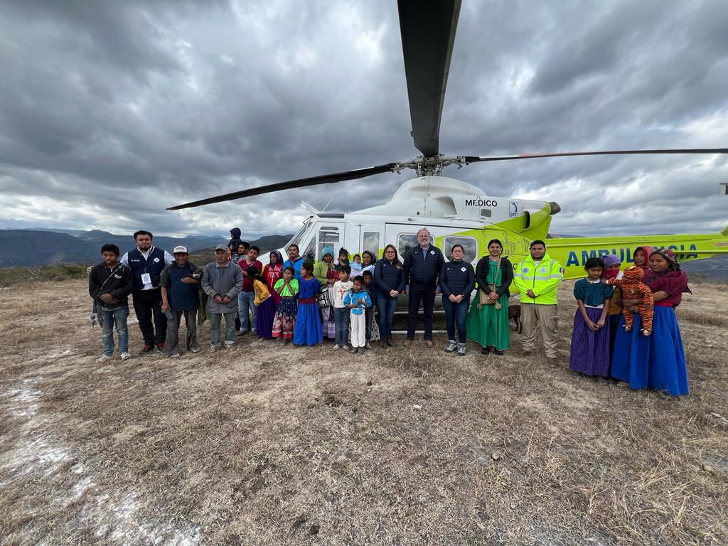 FPetersenA's tweet photo. Hoy en la comunidad Mesa del Venado realizamos la jornada de vacunación contra #COVID19 para la población wixárica en zonas de difícil acceso para proteger a las personas vulnerables. Gracias a @SAMUJalisco y la Región Sanitaria I Colotlán que participa en tan prioritaria zona.
1 https://t.co/wkoqcosP1m