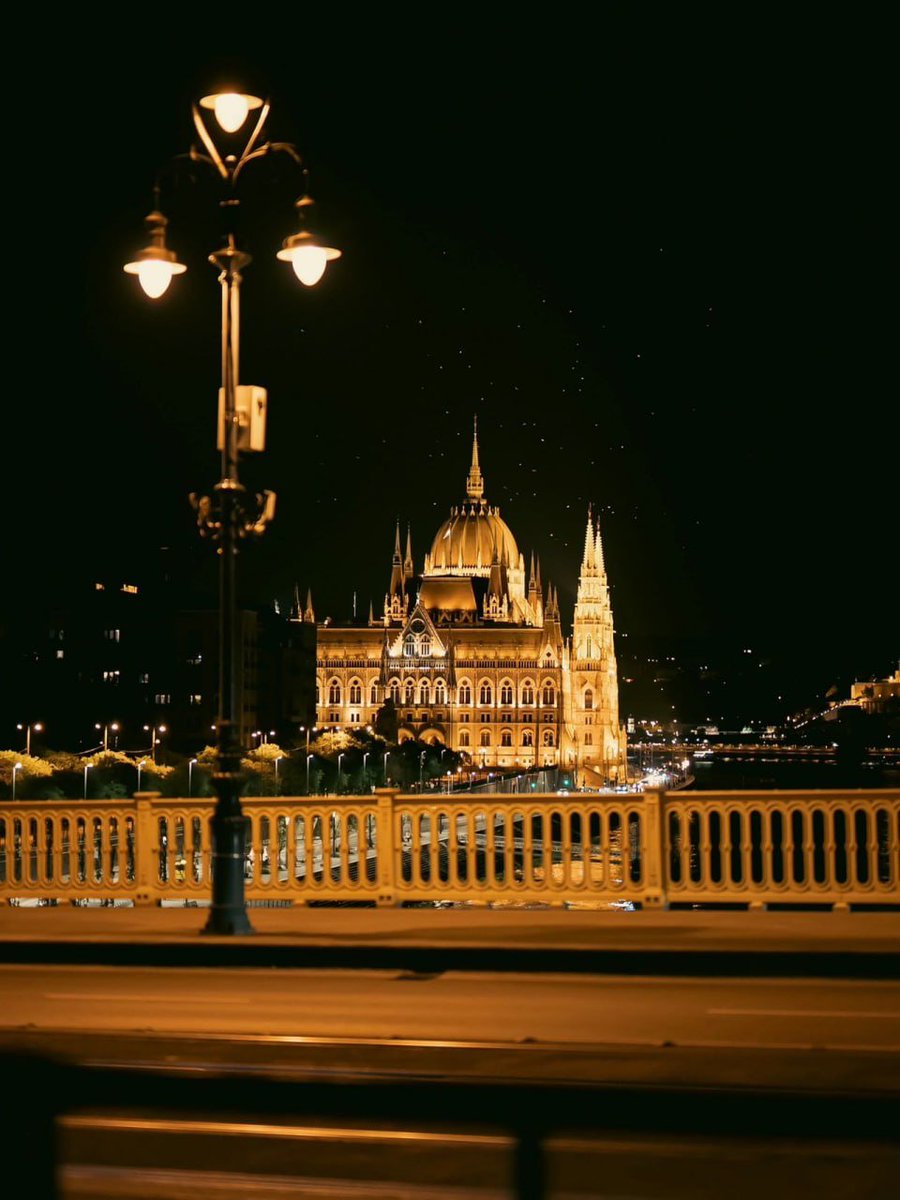 "Mesmerizing London nights - a blend of history and modernity. The city never sleeps, and the lights dance on the Thames."