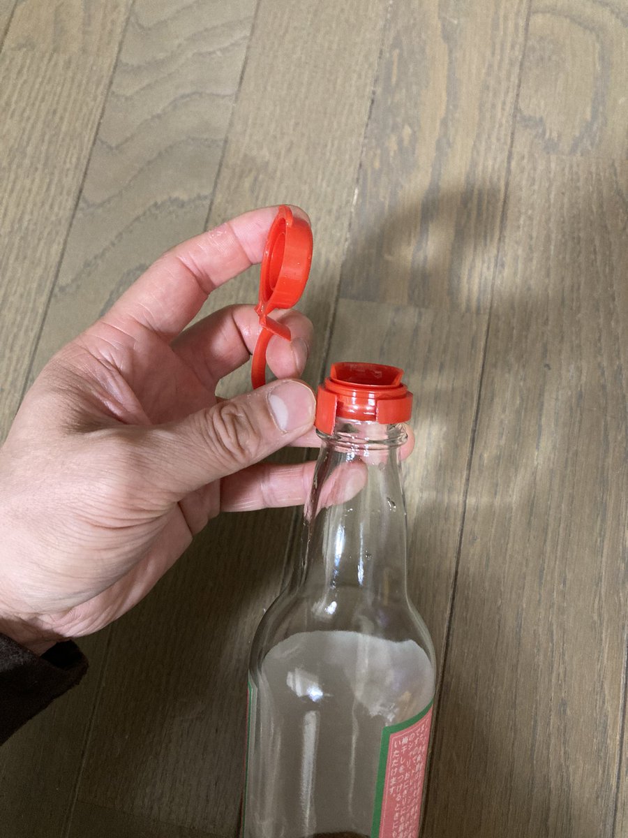 takizawa0914's tweet photo. びんの蓋は綺麗に取れるといいですが、失敗することもあります。おはようございます。ゴミ清掃員の滝沢です。昨日、蓋が千切れて失敗してしまいました。その場合はスプーンを入れてテコの原理で簡単に蓋が取れます。そのままでも大丈夫ですが、何となく気持ち悪いという方にオススメです。

#ゴミ清掃員の日常 #滝沢の推し活はごみ分別