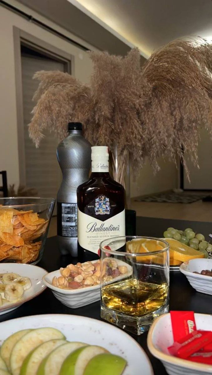 Şarapla uzun yıllar süren seviyeli bir ilişkimiz var.

 Ben ona para harcıyorum,o başımı döndürüyor. Eeee? Ne farkı kaldı kadınlardan.