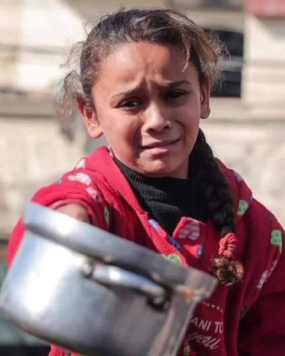 Gazze’de çocuklar var,
Gazze’de kadınlar var,
Gazze’de yaşlılar var,
Gazze’de hastalar var,
Gazze’de bebekler var,
Gazze’de insanlar var,
Gazze'de hem soykırım hem de kıtlık var❗️

#GazaStarving