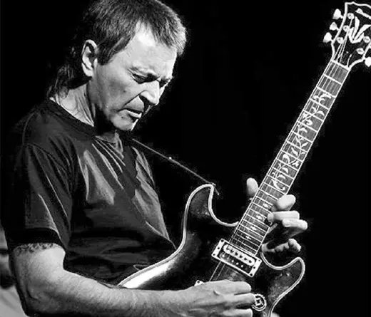 "No dejes de ser loco.
No dejes que te atrapen.
Que no te importe el qué dirán,
Eso es tener aguante."

Feliz cumpleaños Claudio "Tano" Marciello!