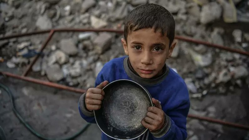 Fill the pot! 
Kids are starving! 
This is unacceptable! 

#GazaStarving