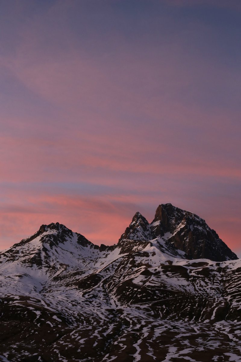 ezkurrail's tweet photo. Pic de Midi d'Ossau en el atardecer de hoy.  

Desde portalet. https://t.co/SsSd8PXkCI