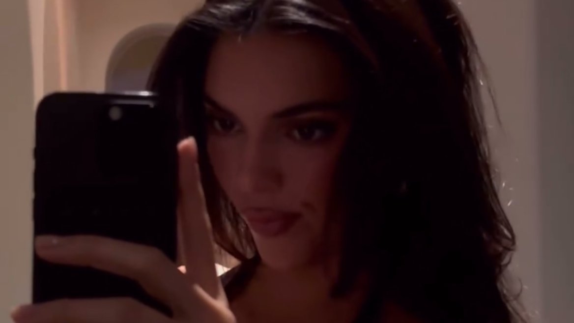 KickAssPapers's tweet photo. Kendall Jenner Wears Super Plunge Dress During Wintery Aspen Vacation — See Photos https://t.co/V9qYQHMp0N https://t.co/zol4AdjDNg