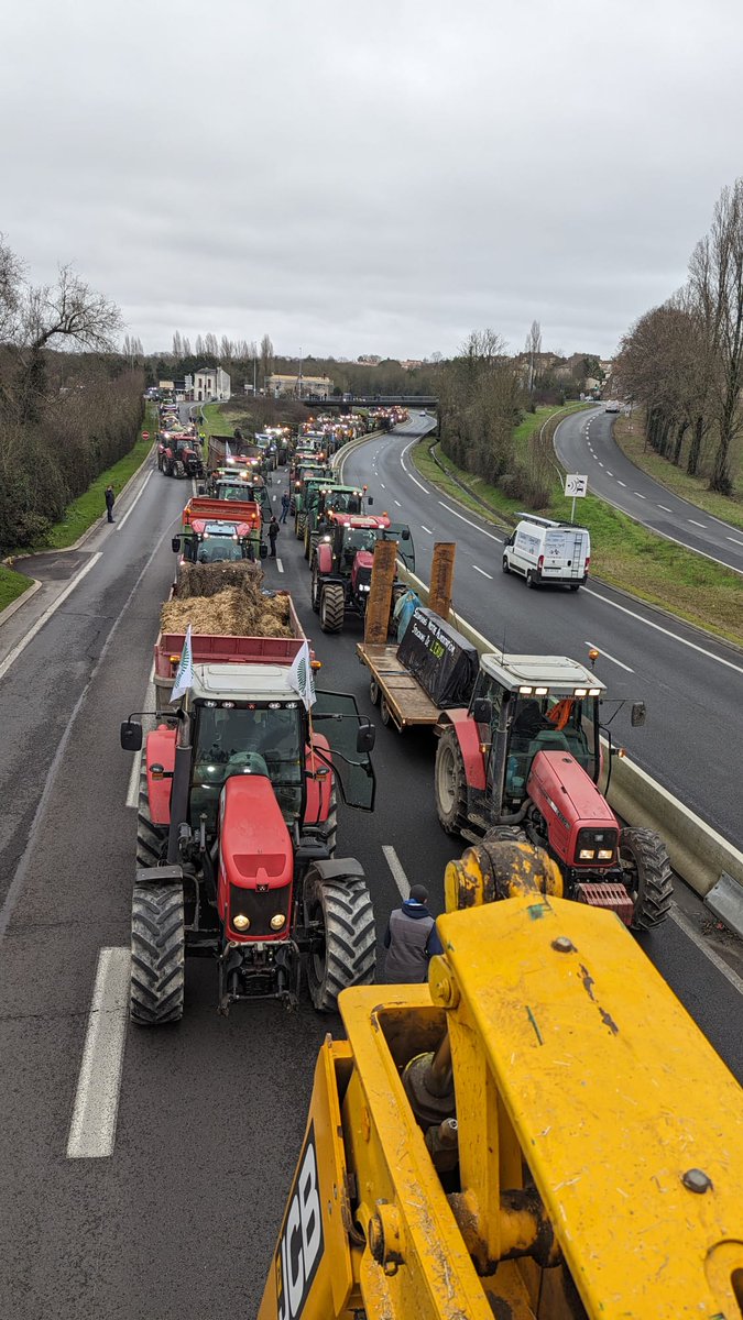 @FNSEA_Nlle_Aqui @JA_NleAquitaine disent STOP aux normes incohérentes, aux hausses des charges et demandent l'application des #Egalim pour des prix rémunérateurs @FNSEA33 @FNSEA_JA16 @fnsea17 @FDSEA24 @FDSEA87 @47Fdsea @FNSEA79 @FDSEA40 @FDSEA23 @fdsea64 @FdseaCorreze @FNSEA86