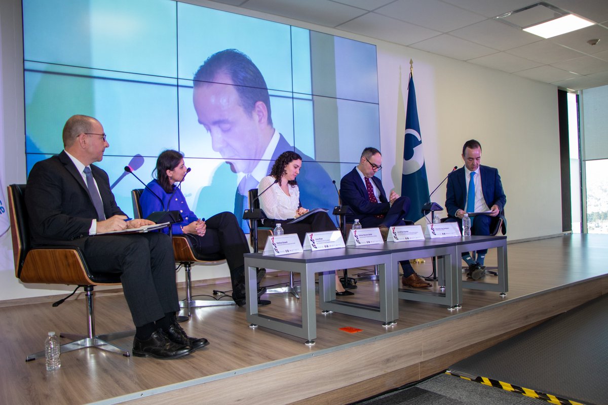 El comisionado <a href="/AlejandroFaya/">Alejandro Faya</a> inauguró el panel trilateral "Tendencias regionales de la política de competencia", donde la comisionada presidenta, <a href="/a_marvan/">Andrea Marván Saltiel</a>, compartió el foro con autoridades de <a href="/FTC/">FTC</a>, <a href="/JusticeATR/">Antitrust Division</a> y <a href="/CompBureau/">Competition Bureau Canada</a>. 🇲🇽🇺🇸🇨🇦