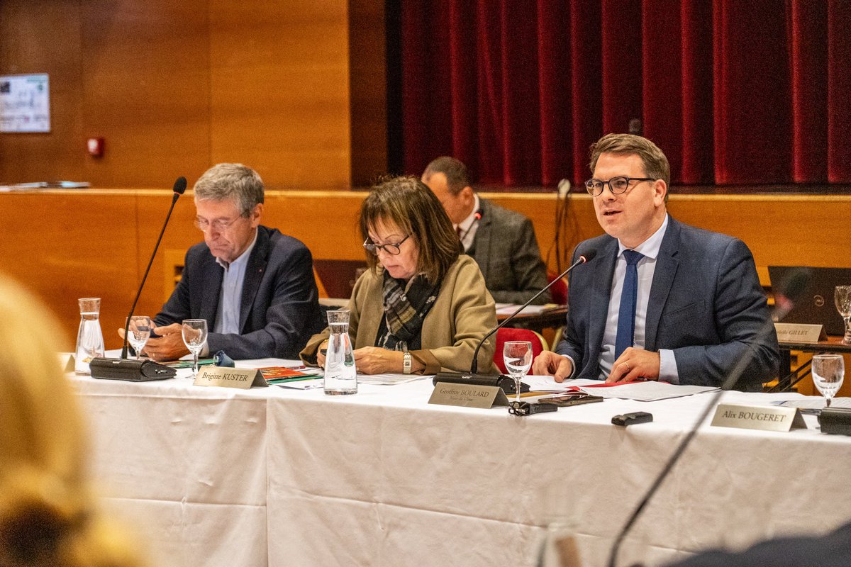 geoffroyboulard's tweet photo. 🗳️ Premier conseil d’arrondissement de l’année 2024 ce soir en salle Jacques Chirac de la @Mairie17 avec notamment à l’ordre du jour : 
▪️ Le vote de subventions à différentes  associations #Paris17
▪️Plusieurs dénominations de rues/places et espaces verts 🌳 https://t.co/7rpP886i0k
