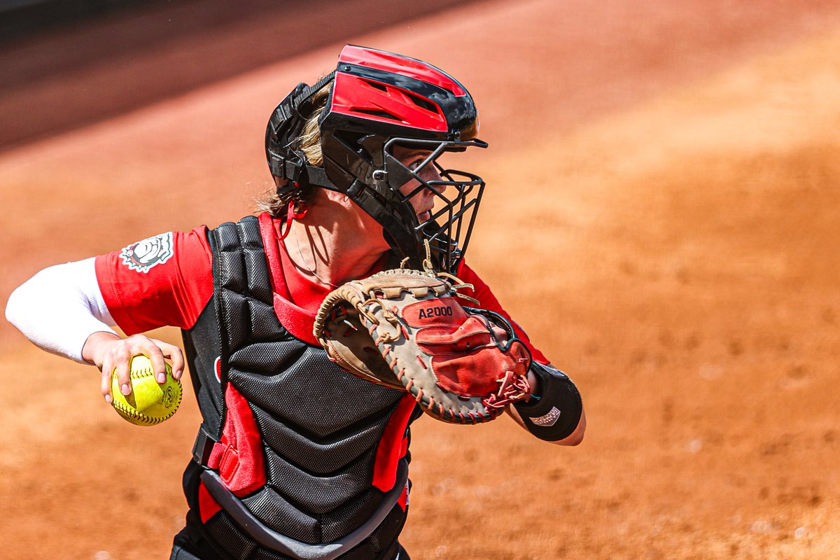 One of the best behind the plate 💪 @sarahgordon008 checks in as one of the top catchers in the nation! @D1Softball rank: 5️⃣ @SoftbalAmerica rank: 7️⃣ #Team28 | #GoDawgs