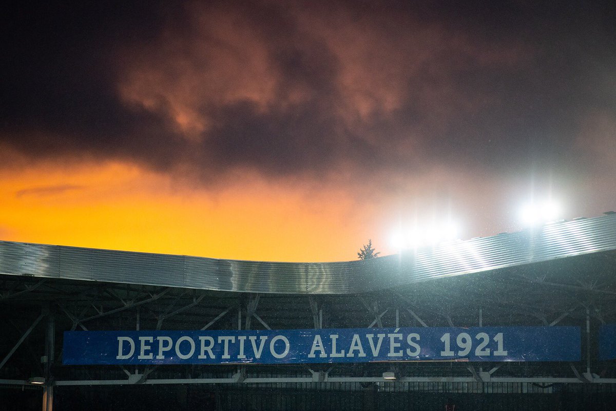 Alaves's tweet photo. Sɪ ᴊᴜɢᴀʀᴀs ᴇɴ ᴇʟ ᴄɪᴇʟᴏ, ᴍᴏʀɪʀɪ́ᴀ ᴘᴏʀ ᴠᴇʀᴛᴇ.

1921 ~ ∞

#ZorionakDA | #GoazenGlorioso ⚪️🔵 https://t.co/Sq5VuX9lhP