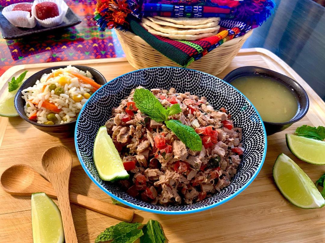 😍 ¡Un delicioso salpicón, por favor! 🤤  

Carne picada con su tomate, rábano, cebolla y hierbabuena acompañado de limoncito y unas tortillas calientes. 😋 ¡Conquista cualquier paladar! ❤️🇬🇹  

#NuestroDiario #NDPlay #Antojito #Chapín #ComidaGT
📷 RRSS