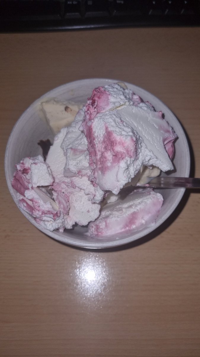 Ist wieder so weit: neuer #EisBattleDienstag, neue Schüssel. KA wie lang ich das noch poste, aber ans Eis einmal die Woche hab ich mich gewöhnt ^^