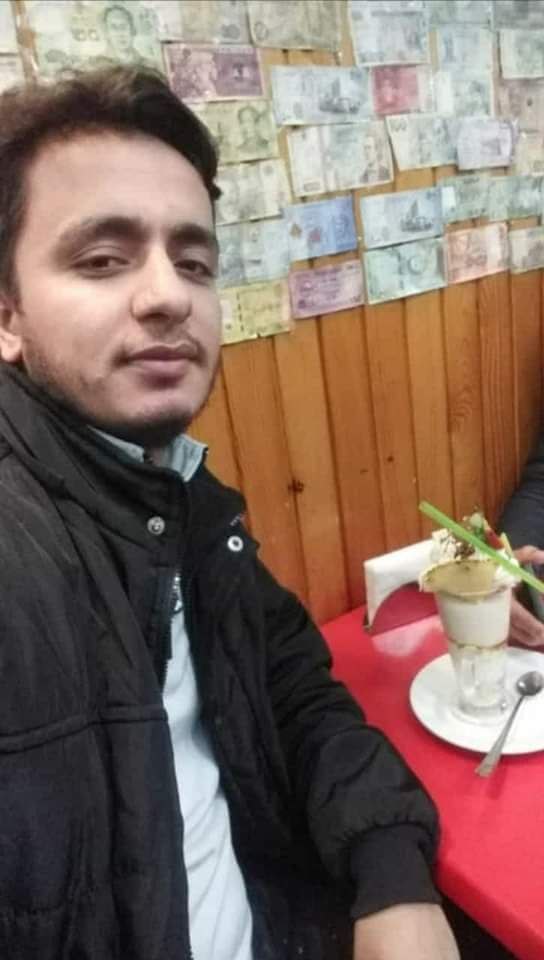 مقتل الشاب ”محمد بسام الوزعل” عبر قطع رأسه بآلة حادة ورميه من شرفة بناء في منطقة زيتون بورنو بمدينة #اسطنبول التركية ولا تزال ظروف الحادثة غامضة إلى الآن، وينحدر الشاب من مدينة #موحسن بريف ديرالزور الشرقي.