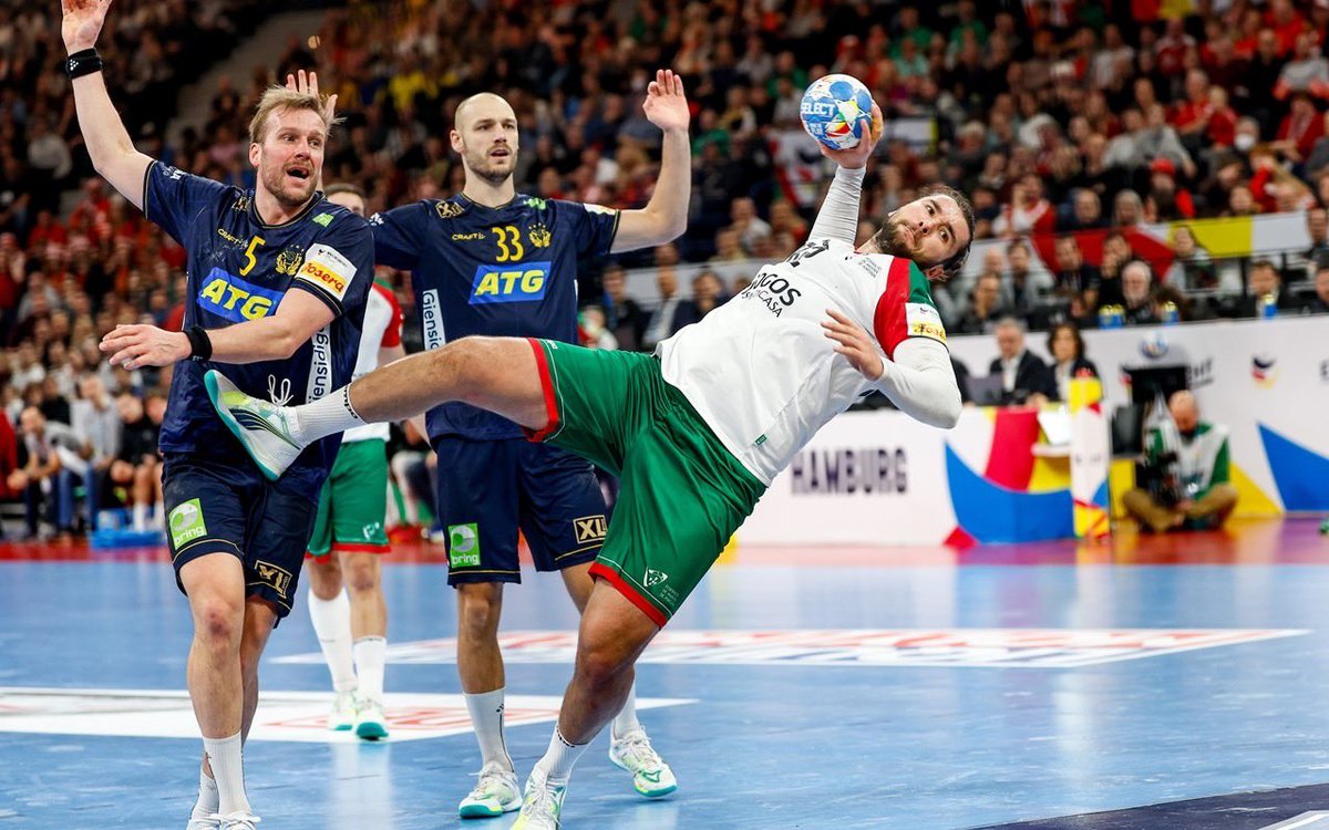 Acaba la participació de Luís Frade 🇵🇹 a l’#ehfeuro2024

L’empat de Portugal contra Països Baixos (33-33) i la victòria d’Eslovènia davant Dinamarca (28-25) dona accés als eslovens al partit pel 5è lloc.

Nielsen 🇩🇰 avança a semifinals tot i la derrota.

Bom torneio, @frade_98 👏