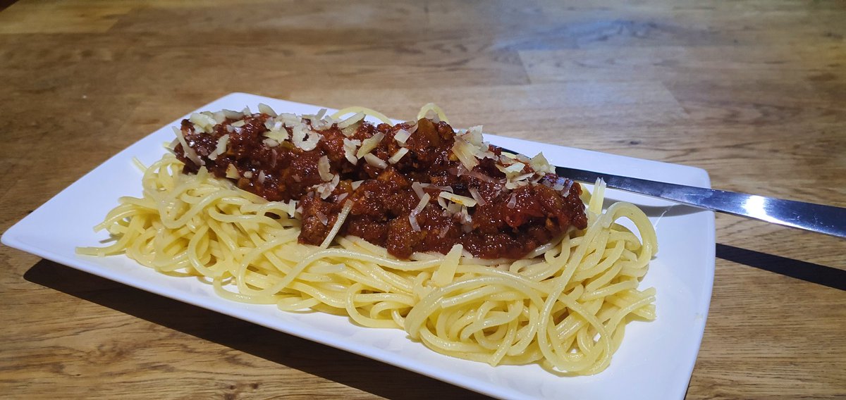 tobyniceinnoize's tweet photo. Bolognese wird übrigens am Abend vor dem essen gekocht. #BastaPasta
.
Du mußt auch gönnen können - vor allem dir selbst.
.
.
Sagt #GuHu 
.
.
.
#Bolognese #Pasta #Futter #erKocht https://t.co/tcsvanuLYD