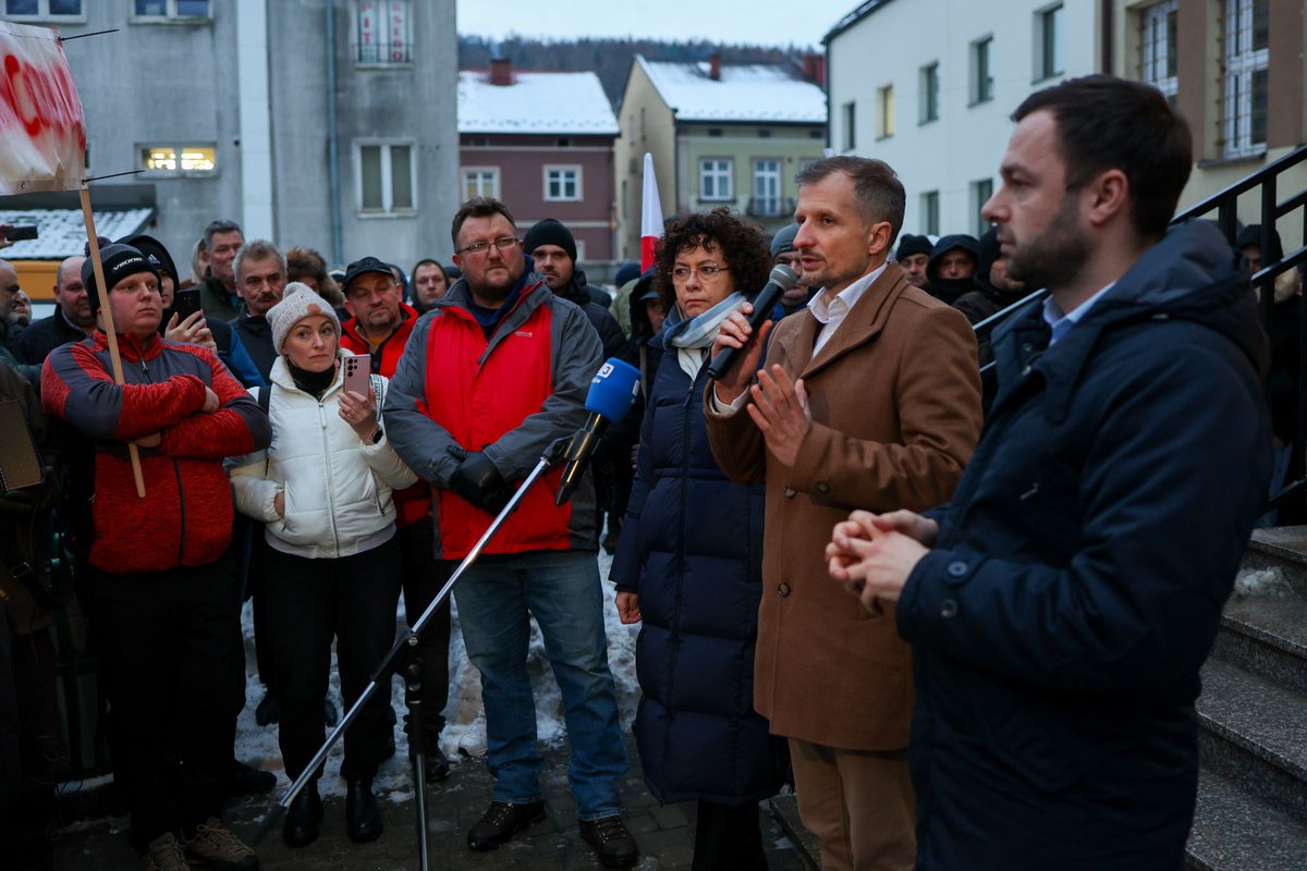 DorozalaMikolaj's tweet photo. Rozmawiamy i zawsze będziemy rozmawiać. Będziemy wymieniać się wiedzą, doświadczeniem i będziemy współdziałać, bo łączy nas wspólny cel: ochrona przyrody i poszanowanie praw lokalnej społeczności.
Dziś na Podkarpaciu, w Birczy i w Ustrzykach Dolnych.
To nie był łatwy dzień, ale nikt nie powiedział, że będzie łatwo. Rozmowy i konsultacje trwają i będą trwać do późnych godzin wieczornych. Co udało się dotychczas osiągnąć?
- rozmowy z leśnikami i nadleśniczymi dają nadzieję na dobre rozwiązania: konieczność przesunięcia prac Zakładów Usług Leśnych na te obszary, których nie dotyczy ograniczenie wycinek
- rozmowy z mieszkańcami, pracownikami leśnymi, których wielu zgromadziło się pod budynkiem Urzędu Miejskiego w Ustrzykach Dolnych. Zapewniam wszystkich, że zawarte umowy zostaną dotrzymane, że mieszkańcy nie stracą na ograniczeniu wycinek. Nie chowam się za urzędnikami, nikogo nie próbuję oszukiwać. Jestem tu, wszyscy tu jesteśmy, po to, by się porozumieć. Rozmawiamy i będziemy rozmawiać, bo to jedyny klucz do znalezienia kompromisu.
- nikt nie ma wątpliwości, że musimy chronić najcenniejsze drzewostany. Ważne jest także to, aby polskie drewno służyło naszej gospodarce i naszym przedsiębiorcom, a nie chińskim gigantom.
- las nie ma partyjnej przynależności. Las nie będzie już nigdy służył jednej politycznej formacji. Las jest i będzie nasz wspólny.

@MKiS_GOV_PL @hennigkloska @PL_2050 @romowiczbartosz @ElaBurkiewicz