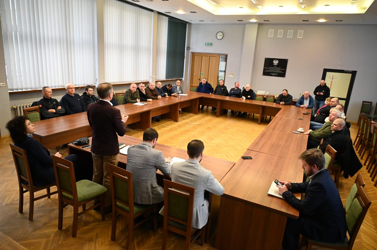 DorozalaMikolaj's tweet photo. Rozmawiamy i zawsze będziemy rozmawiać. Będziemy wymieniać się wiedzą, doświadczeniem i będziemy współdziałać, bo łączy nas wspólny cel: ochrona przyrody i poszanowanie praw lokalnej społeczności.
Dziś na Podkarpaciu, w Birczy i w Ustrzykach Dolnych.
To nie był łatwy dzień, ale nikt nie powiedział, że będzie łatwo. Rozmowy i konsultacje trwają i będą trwać do późnych godzin wieczornych. Co udało się dotychczas osiągnąć?
- rozmowy z leśnikami i nadleśniczymi dają nadzieję na dobre rozwiązania: konieczność przesunięcia prac Zakładów Usług Leśnych na te obszary, których nie dotyczy ograniczenie wycinek
- rozmowy z mieszkańcami, pracownikami leśnymi, których wielu zgromadziło się pod budynkiem Urzędu Miejskiego w Ustrzykach Dolnych. Zapewniam wszystkich, że zawarte umowy zostaną dotrzymane, że mieszkańcy nie stracą na ograniczeniu wycinek. Nie chowam się za urzędnikami, nikogo nie próbuję oszukiwać. Jestem tu, wszyscy tu jesteśmy, po to, by się porozumieć. Rozmawiamy i będziemy rozmawiać, bo to jedyny klucz do znalezienia kompromisu.
- nikt nie ma wątpliwości, że musimy chronić najcenniejsze drzewostany. Ważne jest także to, aby polskie drewno służyło naszej gospodarce i naszym przedsiębiorcom, a nie chińskim gigantom.
- las nie ma partyjnej przynależności. Las nie będzie już nigdy służył jednej politycznej formacji. Las jest i będzie nasz wspólny.

@MKiS_GOV_PL @hennigkloska @PL_2050 @romowiczbartosz @ElaBurkiewicz