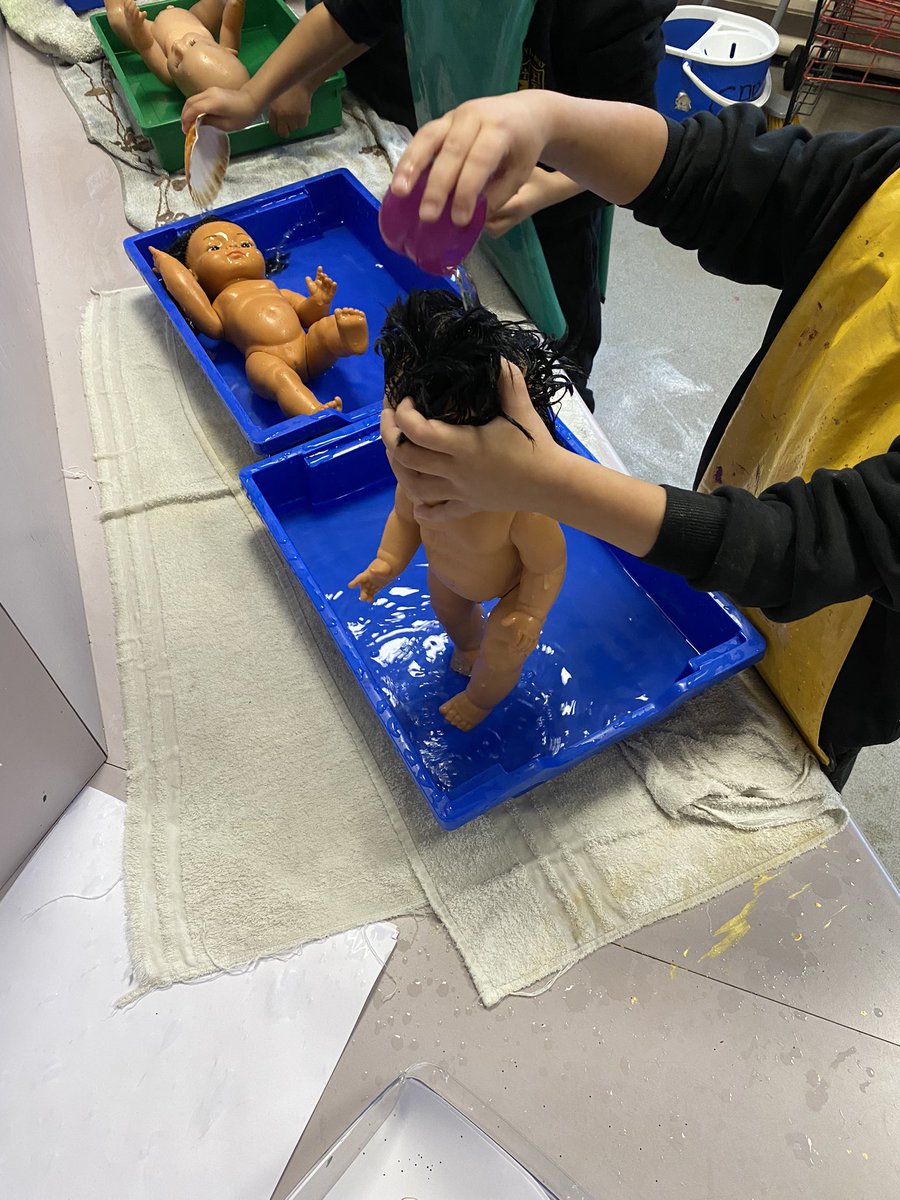 Baptising our baby dolls in Nursery today. Lots of discussion about what names we could give our babies . “I baptise you ……”
Well done Nursery ! 🙏🙏  #catholiclifehfb10 @BCPP__ @BhamDES