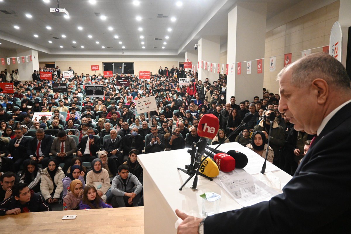 750 kişilik salonda 1420 kişi bir araya geldik. İlaç alarak başladığım konferans Kayseri gençliğinin çoşkusu ile 90 dakika sürdü.. Bu sabah Develi’nin ayazını yememiş olsaydım daha uzun kalırdım. Ancak hastalanmaya hakkım olmadığını bilerek Ankara’ya yola çıktım. Teşekkürler