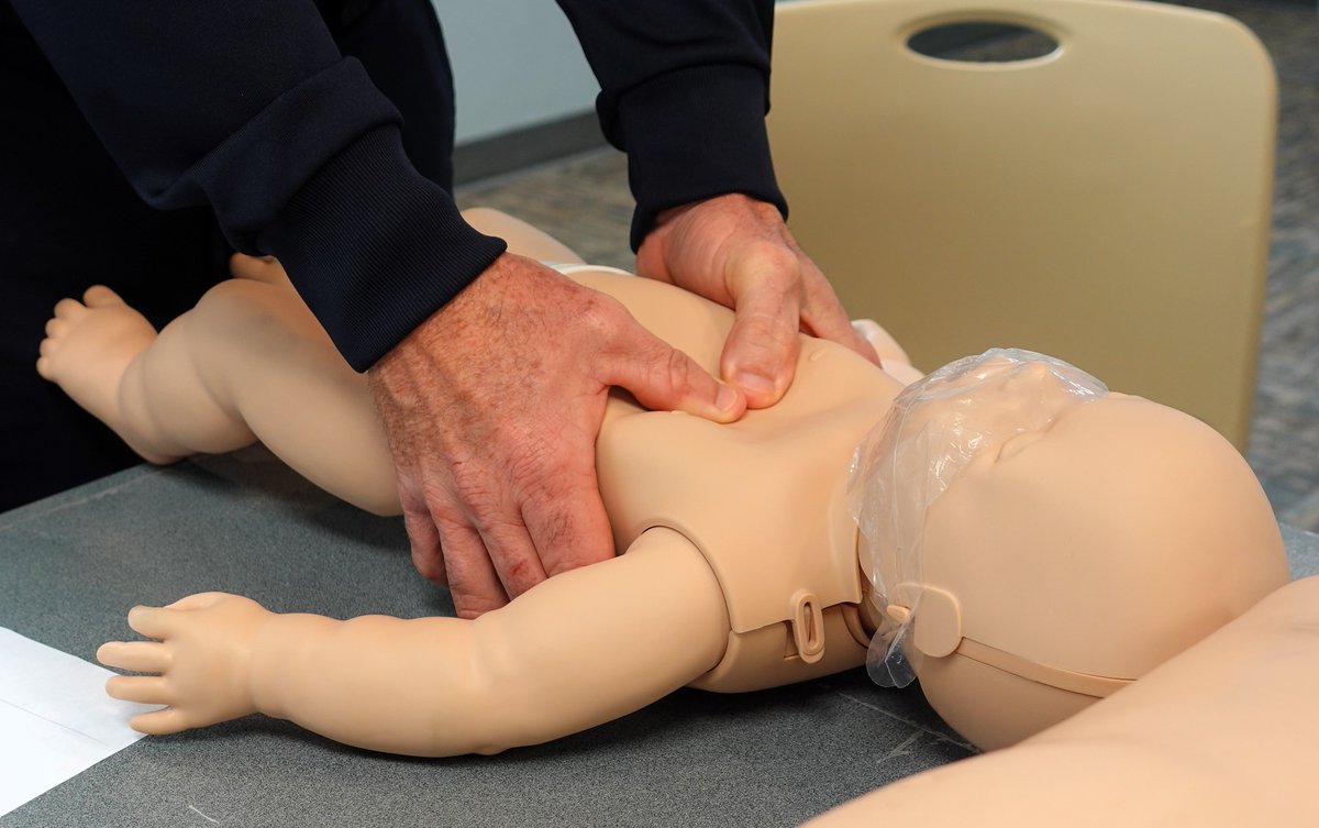 CoconutCreekPD's tweet image. This training could be a #lifesaver. Every 2 yrs, our friends at Coconut Creek Fire Rescue help us recertify every ofc, &amp;amp; many civilian employees, in #BasicLifeSupport. They practice on adult &amp;amp; child mannequins. Our ofcs have used these skills to save lives while on patrol.