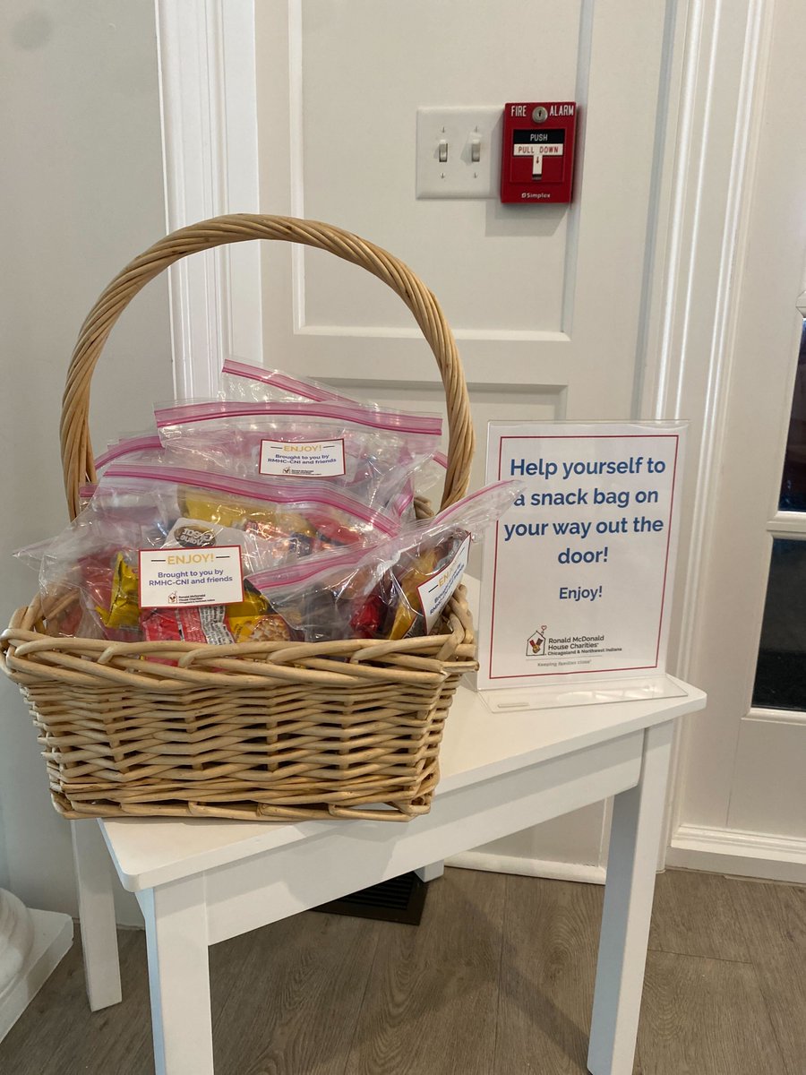 Snack packs and care kits assembled by our incredible volunteers ensure families feel taken care of, even when they're heading out the door. ❤️ ronaldhousechicago.org/get-involved/c… #KeepingFamiliesClose