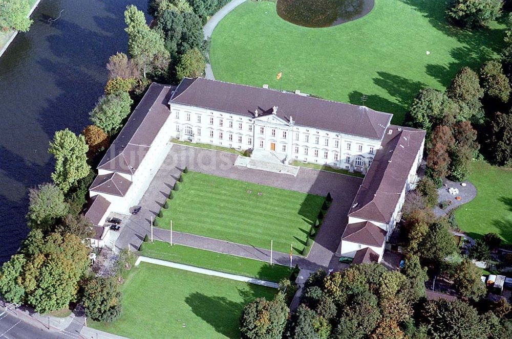 El_Haginho's tweet photo. Faszinierende Zahlen in Zeiten des “Gürtel-enger-Schnallens“ und Sparen: 

Das Schloss Bellevue soll für geschätzte 500 bis 1000 Millionen Euro komplett saniert werden. Bauzeit etwa 5 Jahre. So weit so gut. 
Aber anstatt, dass man nach und nach, Trakt für Trakt das riesige Anwesens saniert und unser Bundespräsident Steinmeier mit seinem Personal etwas zusammenrückt, wird für diese Zeit erwägt eine Zwischenunterkunft für 205 Millionen Euro zu bauen. 
Insgesamt würde also die Aufschiebung dieser ganzen Sanierungsmaßnahme so viel Geld einsparen, wie die Einsparungen bei den Sparmaßnahmen für die Bauern beim Agrardiesel und der KFZ-Steuer. Irre. 
Ich sag jetzt besser nichts mehr 
… außer Danke an @Paulmclean73 für die Info 🙏

https://t.co/tBseUweJme