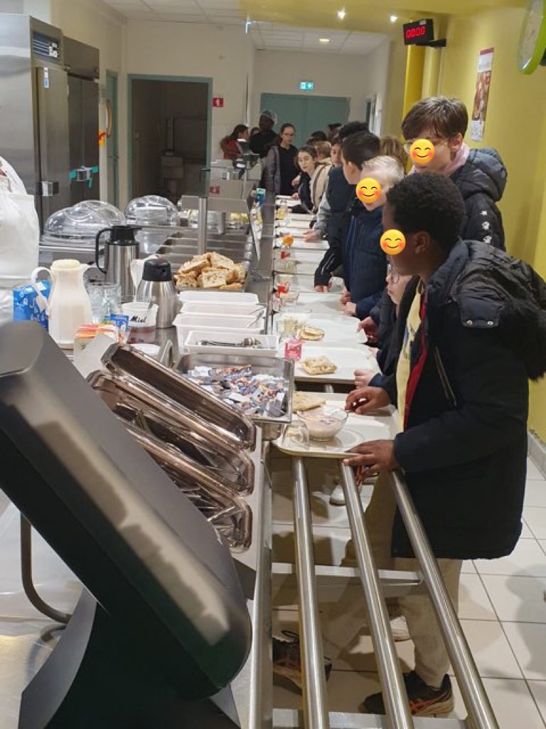 FerryVichy's tweet image. #CESCE 
Opération petit-déjeuner pour nos élèves de 6è qui ont pu échanger avec Mme Chevalier, l’infirmière et Mme Bonnefoy, professeur de SVT, sur l’importance de ce premier repas de la journée. 
🙏🏻au chef cuisinier et son équipe
@DSDEN_03 @acclermont @BenmiloudKarim @Allierdpt